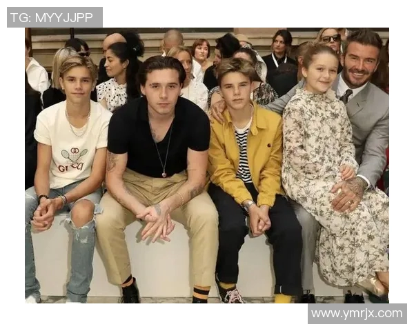 女子与足球明星亲密合影展现青春活力与偶像魅力的瞬间 女子与足球明星亲密合影展现青春活力与偶像魅力的瞬间